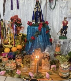 Altar preparado para a homenagem a Santa Sara e ao povo cigano