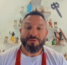 Pai Thiago falando à comunidade do Núcleo