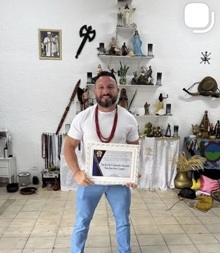 Pai Thiago no Núcleo, segurando uma homenagem